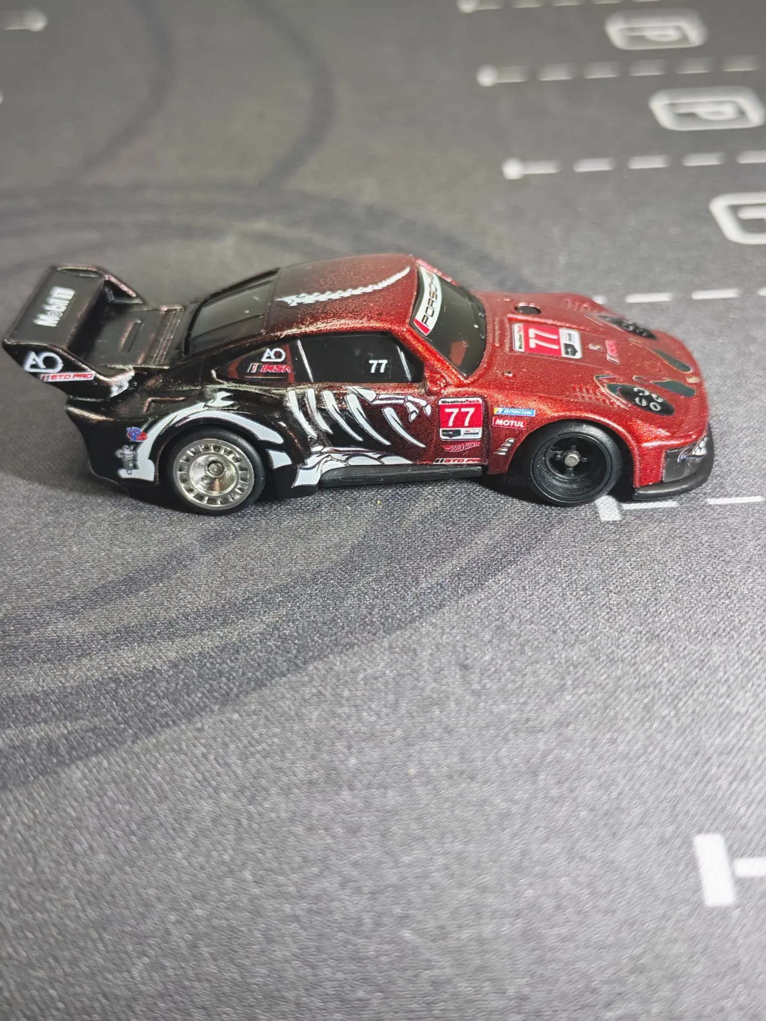 Skeleton Rexy Porsche 1/64 custom decal uygulama görseli 2 | Unicarts64