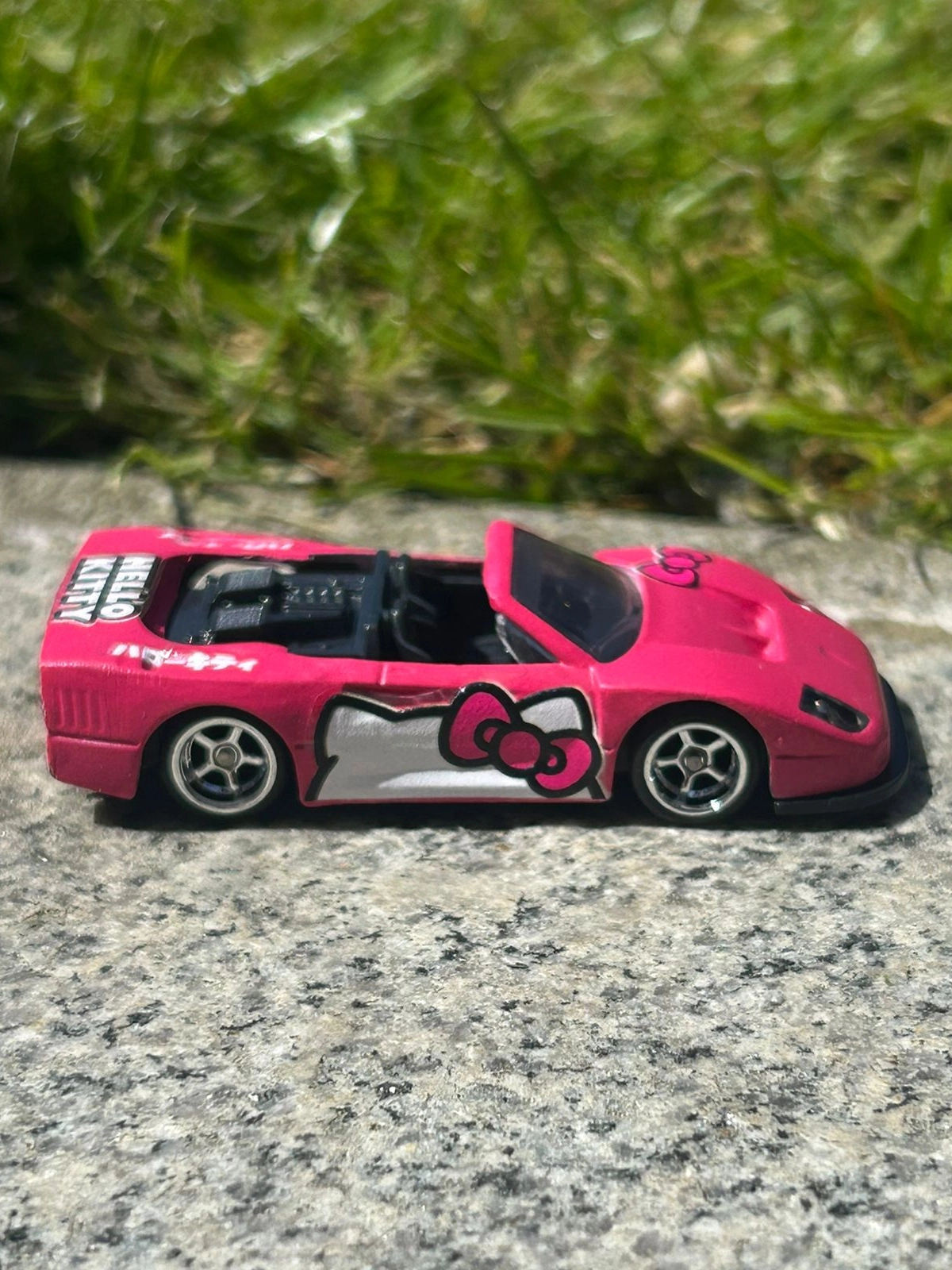 F40 Hello Kitty 1/64 custom decal uygulama görseli 2 | Unicarts64