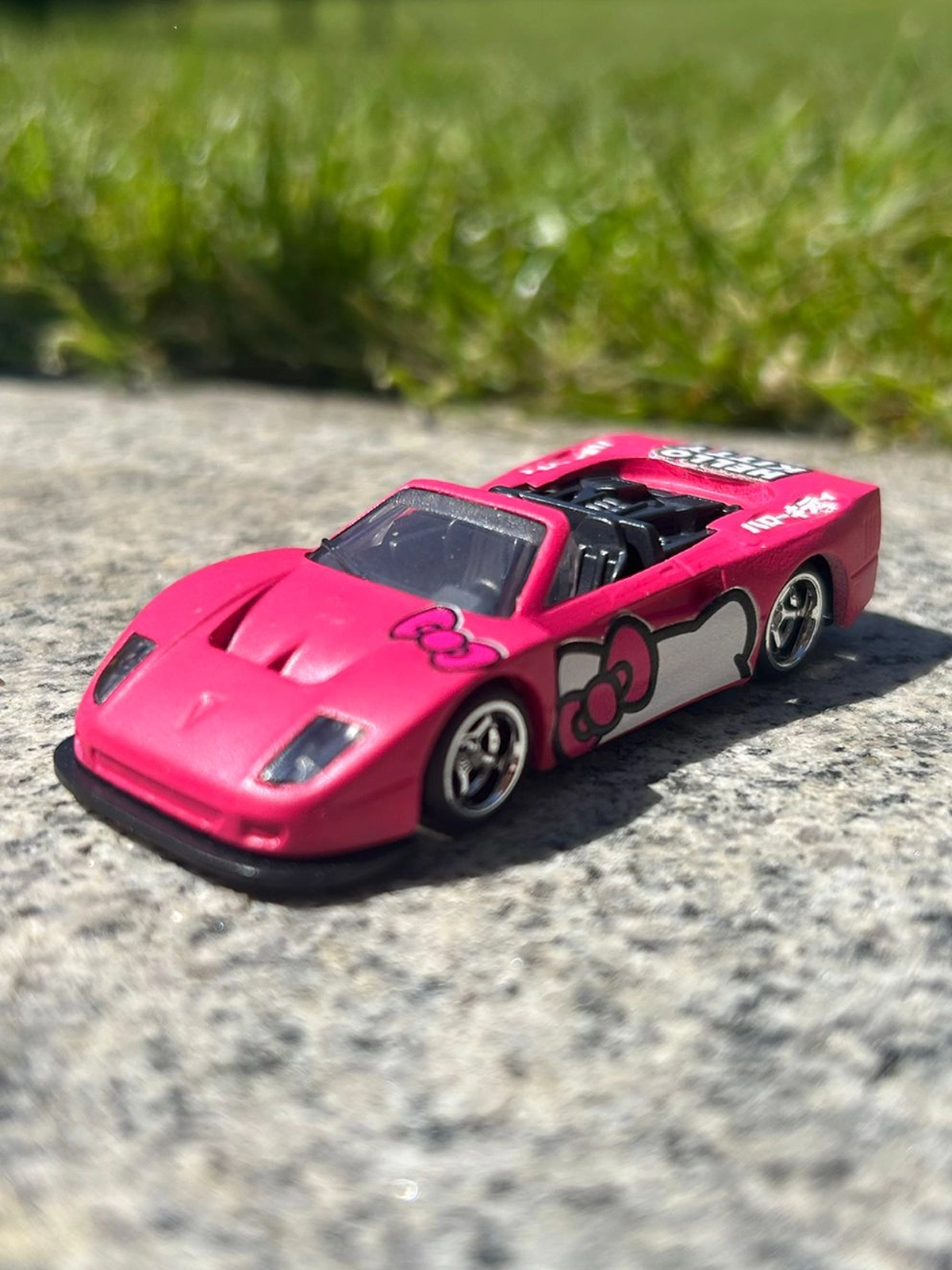F40 Hello Kitty 1/64 custom decal uygulama görseli 5 | Unicarts64