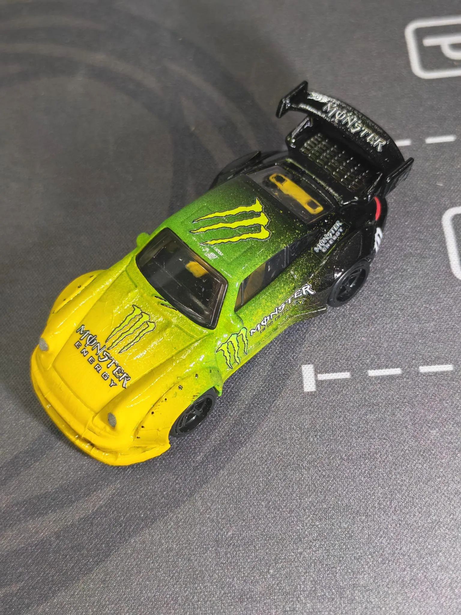 Monster Energy Porsche 1/64 custom decal uygulama görseli 3 | Unicarts64