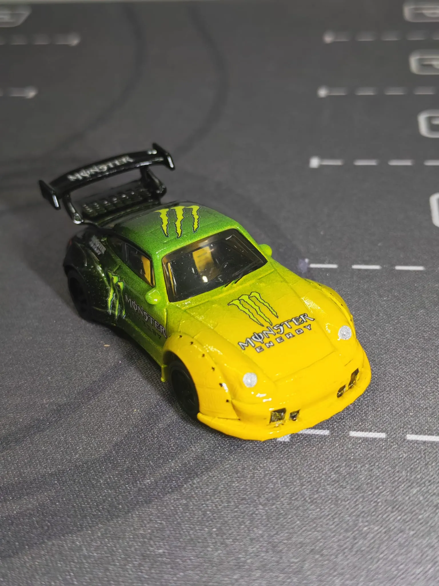 Monster Energy Porsche 1/64 custom decal uygulama görseli 4 | Unicarts64