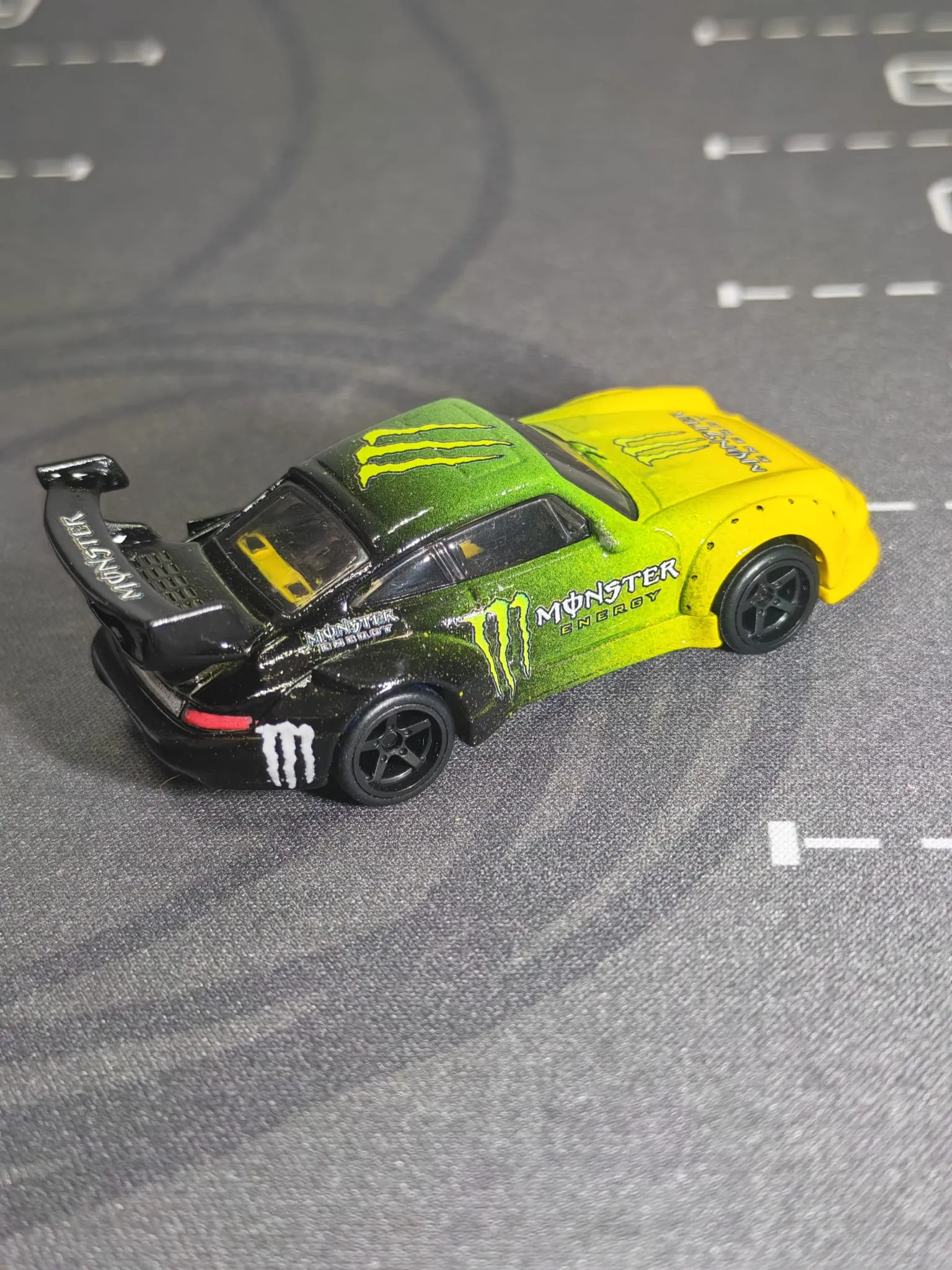 Monster Energy Porsche 1/64 custom decal uygulama görseli 5 | Unicarts64