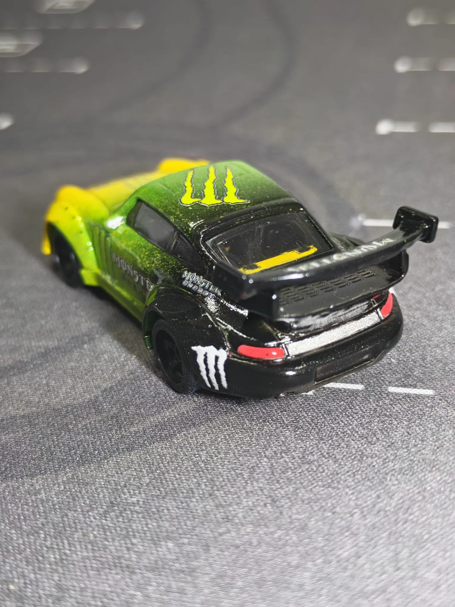 Monster Energy Porsche 1/64 custom decal uygulama görseli 6 | Unicarts64