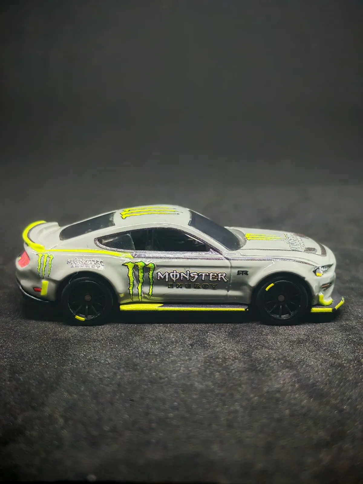Monster 1/64 custom decal uygulama görseli 7 | Unicarts64
